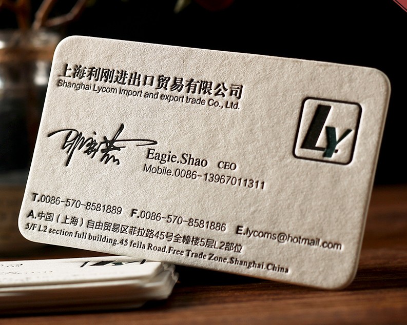 360克蒙特利卡，也是意大利進(jìn)口的環(huán)保紙張，紙張本身一共有兩個(gè)色，一個(gè)是白色，一個(gè)是棕黃色