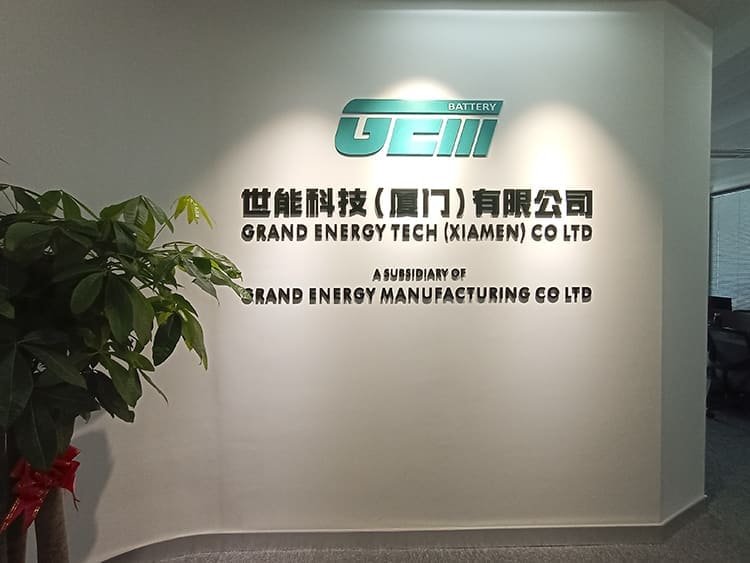辦公室后臺(tái)墻給辦公室的裝修增添了許多色彩，同時(shí)也讓辦公室顯得加倍溫馨。