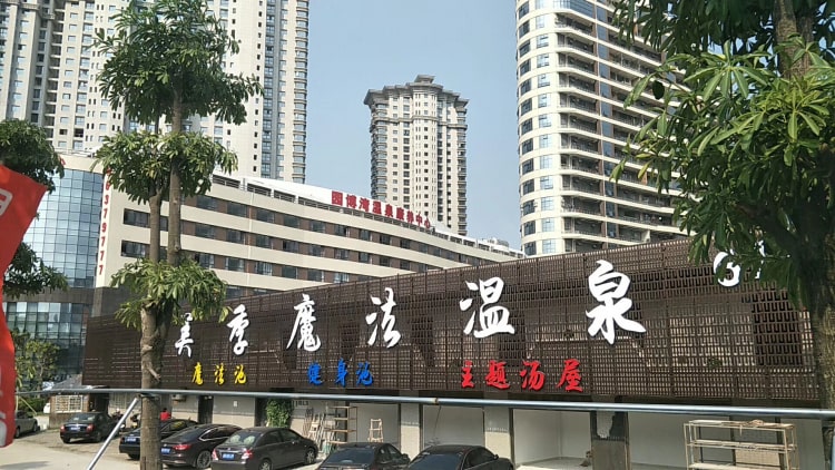 　　廈門集美廣告公司提供廣告招牌制作,標(biāo)識標(biāo)牌制作,發(fā)光字制作,樓頂樓體標(biāo)識大字制作,地產(chǎn)施工圍擋,公司LOGO形象墻設(shè)計(jì)制作安裝等服務(wù)